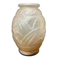 Foto de um(a) Antigo Vaso Bojudo Vidro Francês Art Deco Carrillo Glass, da categoria de Vasos. Carrillo Glass - France. Antigo vaso bojudo em vidro artístico francês, moldado com decoração com folhas em satiné. Peça... Vendido no marketplace Trésors.