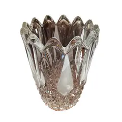 Foto de um(a) Antigo Vaso Art Deco Cristal Francês Diamante Satiné, da categoria de Vasos. Antigo e fino vaso em cristal francês lapidação pontas de diamante, com detalhes em satiné. Período Art Deco.Medidas 19x14cm. Vendido no marketplace Trésors.
