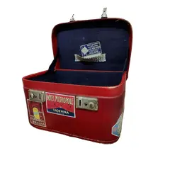 Foto de um(a) Frasqueira Brasileira Anos 50, da categoria de Malas. Frasqueira brasileira em couro com reclames antigos de hotéis, década de 1950, da indústria brasileira riograndense de... Vendido no marketplace Trésors.