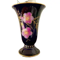 Foto de um(a) Antigo Vaso Art Deco Em Porcelana Alemã Hutschenreuther, da categoria de Vasos. Hutschenreuther - Germany. Antigo e excepcional vaso artístico em porcelana alemã azul cobalto, de umas das melhoras... Vendido no marketplace Trésors.