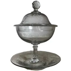 Foto de um(a) Antiga Bomboniere Compoteira Cristal Francês Saint Louis, da categoria de Garrafas, potes e jarros. Antiga e fina bomboniere com présentoir em cristal francês, da famosa manufatura Saint Louis. Ricamente lavrada à mão, com... Vendido no marketplace Trésors.