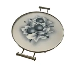 Foto de um(a) Antiga Rara Bandeja De Majólica Faiança Alemã Azul E Branco, da categoria de Bandejas. Antiga e rara bandeja de majólica alemã, armação em metal prateado. Linda decoração branco e azul “natureza morta”. Período... Vendido no marketplace Trésors.