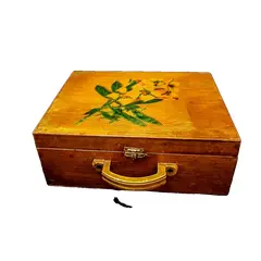 Foto de um(a) Caixa de Costura em Madeira com Decoupage Floral, Década de 1940, da categoria de Cestos e Caixas. Caixa de costura em madeira com pintura na tampa e decoupage na parte interna, alça em baquelite e dobradiças laterais... Vendido no marketplace Trésors.