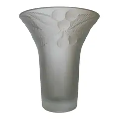 Foto de um(a) Antigo Lindo Vaso Art Deco Vidro Artístico Satiné Francês, da categoria de Vasos. Antigo e lindo vaso francês em vidro artístico ricamente moldado e prensado, trabalho feito a ácido, com folhas e frutos em... Vendido no marketplace Trésors.