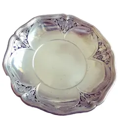 Foto de um(a) Antigo Centro De Mesa Fruteira Em Prata Wmf Art Nouveau, da categoria de Centro de mesa. Centro de mesa alemão, da famosa manufatura WMF, metade do século XX, com lindo trabalho nas bordas, com cachos de uva e... Vendido no marketplace Trésors.