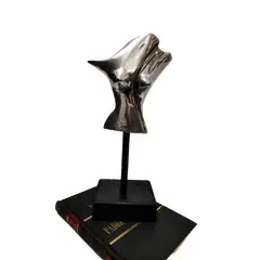 Foto de um(a) Escultura Torso Feminino em Alumínio, Década de 2000, da categoria de Escultura. Escultura torso feminino, fundido em alumínio, haste em vergalhão e base madeira, ambas ebanizadas, década de 2000. Material... Vendido no marketplace Trésors.