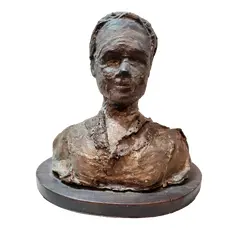 Foto de um(a) Escultura Feminina 00'S, da categoria de Escultura. Escultura feminina em técnica mista com pátina bronze oxidado e envelhecido, base elíptica em madeira ebanizada, década de... Vendido no marketplace Trésors.