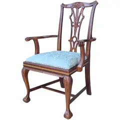 Foto de um(a) Poltrona Chippendale em Imbuia Maciça com Marchetaria e Assento Damasco Azul, da categoria de Poltronas. Exclisiva poltrona de braços (cadeira de mestre) executada em imbuia maciça, combinando com maestria a robustez da... Vendido no marketplace Trésors.