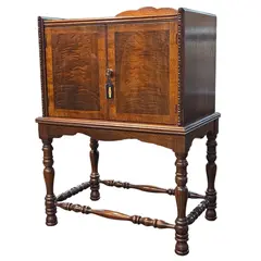 Foto de um(a) Raro Armário Porta-Charutos Antigo, da categoria de Caixas e estojos para charutos. Magnífico e Raro Móvel Humidor / Porta-Charutos Antigo Exclusiva peça de mobiliário antigo de alto padrão, destinada... Vendido no marketplace Trésors.