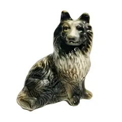 Foto de um(a) Bibelô cão Border Collie Anos 40, da categoria de Modelos e estatuetas. Cachorro da raça border collie em porcelana policromada em em tons de cinza, década de 1940.A: 14 cm / L: 11,5 cm / P: 8 cm... Vendido no marketplace Trésors.
