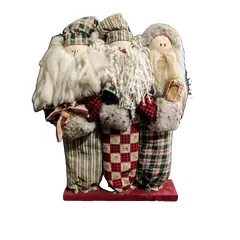 Foto de um(a) Três Reis Magos 90'S, da categoria de Arte têxtil. Os três reis magos em uma versão lúdica e feita com elementos têxteis e base e madeira, década de 1990 L: 27cm A: 18 cm P:... Vendido no marketplace Trésors.
