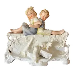 Foto de um(a) Antiga Escultura Floreira Em Biscuit Alemão Déposé Nouveau, da categoria de Escultura. Antigo bloco escultórico/floreira decorativa com figuras de crianças e cachorros, peça artística toda feita e pintada à mão... Vendido no marketplace Trésors.