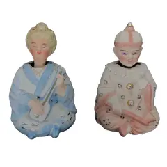 Foto de um(a) Antigo Raro Par Escultura Boneca Biscuit Francês Articulada, da categoria de Modelos e estatuetas. Antigo e diferente par de esculturas artísticas em biscuit francês. Ambos possuem a cabeça articulada. São raras as peças... Vendido no marketplace Trésors.