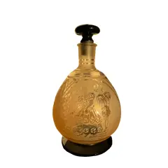 Foto de um(a) Antiga Garrafa Perfumeiro Art Deco Em Cristal Francês Satiné, da categoria de Garrafas. Antiga e fina garrafa bojuda em cristal francês satiné, decoração com cena galante. A base e tampa em cristal preto dão um... Vendido no marketplace Trésors.