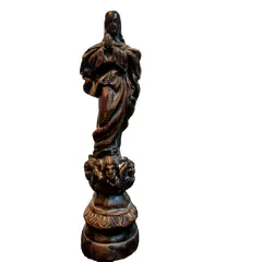 Foto de um(a) Imagem Nossa Senhora da Conceição, Década de 1970, da categoria de Objetos religiosos e espirituais. Imagem nossa senhora da conceição: reprodução em gesso com patina estilo madeira envelhecida, com base em relevo circundada... Vendido no marketplace Trésors.