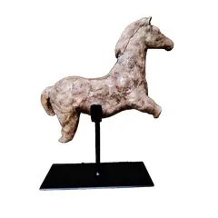 Foto de um(a) Escultura Equina Fragmentada, da categoria de Escultura. Escultura equina fragmentada: técnica mista com pátina terracota envelhecida e base em ferro ebanizada. Peca única pelo... Vendido no marketplace Trésors.