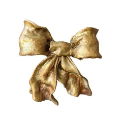 Foto de um(a) Laçarote em resina anos 90, da categoria de Objetos de parede esculturais. Laçarote em resina folheado a ouro com suporte para parede, década de 1990 peça única pelo designer marcelus ribas.A: 23 cm... Vendido no marketplace Trésors.