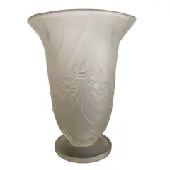 Foto de um(a) Antigo Vaso Art Deco Francês Em Vidro Artístico Satiné, da categoria de Vasos. Lindo vaso francês em vidro artístico satiné moule pressed, ricamente prensado e moldado a ácido com flores em relevo. Art... Vendido no marketplace Trésors.