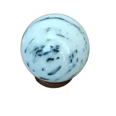 Foto de um(a) Esfera Mármore Rajado anos 90, da categoria de Outros objetos decorativos. Esfera em mármore branco rajado de preto com suporte em madeira Diâmetro: 5,5 cm Peso: 234 g. Vendido no marketplace Trésors.