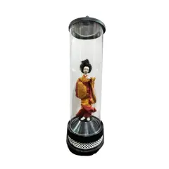 Foto de um(a) Luminária Gueixa Japonesa, Década de 1960, da categoria de Abajures. Luminária de mesa dos anos 1960: ao centro um gueixa japonesa com seu traje típico e redoma em vidro. Parte inferior fica a... Vendido no marketplace Trésors.