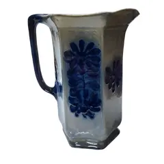 Foto de um(a) Jarra Borrão Azul Cobalto, Cerâmica Germany, da categoria de Garrafas, potes e jarros. Jarra borrão com a tradicional estampa floral em azul cobalto e fundo em tons de azulejos e cinza. Fabricada pela fábrica de... Vendido no marketplace Trésors.