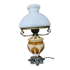 Foto de um(a) Abajur Lampião Faiança Estilo Art Nouveau, Década de 1970, Natalino Tomasi, da categoria de Abajures. Abajur de mesa tipo lampião, faiança com estilo art nouveau em relevo na côr mostarda e bege. Estrutura em alumínio fundido... Vendido no marketplace Trésors.
