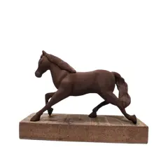 Foto de um(a) Escultura Equina. Mr, da categoria de Escultura. Cavalo em técnica mista com camada de resina líquida e pátina na cor madeira, base em made de demolição. Peça única pelo... Vendido no marketplace Trésors.