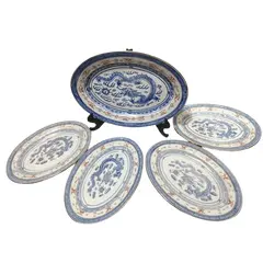 Foto de um(a) Travessas Chinesas Grão de Arroz, Década de 2000, da categoria de Travessas e tigelas. Combo de travessas chinesas grão de arroz com dragão, todas com filete em ouro e dois pratinhos para molho, década de 2000... Vendido no marketplace Trésors.
