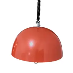 Foto de um(a) Luminária Orange Anos 50, da categoria de Pendentes. Luminária de teto na cor laranja com parte interna com vidro fosco e suporte para regular a altura, década de 1950.A: 18 cm... Vendido no marketplace Trésors.