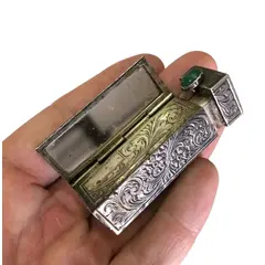Foto de um(a) Antigo E Muito Raro Porta Batom Francês Em Prata De Lei, da categoria de Outros colecionáveis. Rara peça do início do século XX Mede aprox 6cm. Vendido no marketplace Trésors.