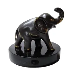 Foto de um(a) Escultura Elefante em Antimônio, Década de 1990, da categoria de Modelos e estatuetas. Elefante em antimônio com pátina bronze envelhecida, base em resina ebanizada, levando a logo do fabricante antiqua, década... Vendido no marketplace Trésors.