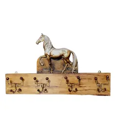 Foto de um(a) Cabideiro Cavalinho em Madeira de Demolição, da categoria de Cabideiros e porta-chapéus. Cabideiro de madeira de demolição com cavalo em resina com pátina prata e fundo amadeirado, com quatro ganchos em ferro com... Vendido no marketplace Trésors.