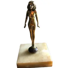 Foto de um(a) Antiga Escultura Erótica Sensual Jovem Nua Bronze Art Deco, da categoria de Escultura. Antiga e legítima escultura em bronze francês, com base em mármore, representando jovem nua. Muito decorativa e... Vendido no marketplace Trésors.