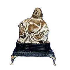 Foto de um(a) Escultura Buda Anos 80, da categoria de Escultura. Buda em gesso com pátina envelhecida, base em granito preto e pés metálico dourado. Peça única pelo designer marcelus ribas.... Vendido no marketplace Trésors.