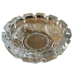 Foto de um(a) Antigo Lindo Cinzeiro Art Deco Cristal Francês Satiné, da categoria de Cinzeiros. Antigo e grande cinzeiro em grosso cristal francês, decoração de flores satiné. Art Deco.Altura 6cm Diâmetro 20cm. Vendido no marketplace Trésors.