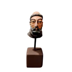 Foto de um(a) Escultura São Francisco, da categoria de Objetos religiosos e espirituais. Cabeça de são francisco em terracota policromada com base em madeira e haste em metal. Peça única pelo designer marcelus... Vendido no marketplace Trésors.