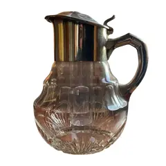 Foto de um(a) Antiga Rara Grande Jarra Refresqueira Art Deco Cristal E Wmf, da categoria de Jarros. WMF. Antiga e grande jarra refresqueira em cristal alemão ricamente lapidado à mão, bocal e alça em metal prateado da famosa... Vendido no marketplace Trésors.
