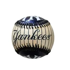Foto de um(a) Bola de Baseball Yankees, New York, Colecionável, da categoria de Memorabilia de esportes. Colecionável bola de baseball ny yankees. Collector series. Diâmetro: 7 cm peso: 155 g. Vendido no marketplace Trésors.