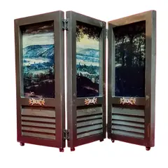 Foto de um(a) Biombo de Mesa Miniatura Renascentista, da categoria de Outros colecionáveis. Biombo de mesa (miniatura) em mdf com pátina bronze e gravuras renascentista e apliques em metal dourado em ambos os lados e... Vendido no marketplace Trésors.