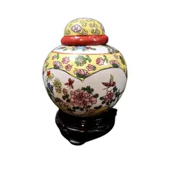 Foto de um(a) Potiche Chinês 90'S, da categoria de Garrafas, potes e jarros. Potiche chinês em porcela policromada com suporte em madeira entalhada e ebanizada, década de 1990.A: 14,5 cm / Diâmetro:... Vendido no marketplace Trésors.