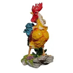Foto de um(a) Galo em Poliresina Italiana, Década de 2000, da categoria de Modelos e estatuetas. Galo em poliresina italina, com policromia vitrificada, década de 2000. A: 21 cm / L: 16 cm / P: 9,5 cm Peso: 400 g. Vendido no marketplace Trésors.