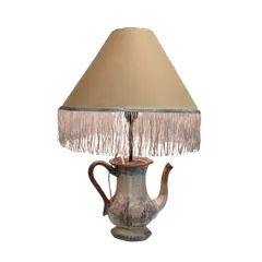 Foto de um(a) Luminária Bule Inglês, da categoria de Abajures. Bule inglês antigo sem restauro transformado em luminária, interruptor no próprio bocal, cúpula em tecido com franja de seda... Vendido no marketplace Trésors.