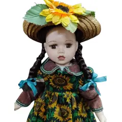 Foto de um(a) Boneca de Porcelana Girassol, Década de 1990, da categoria de Bonecas. Boneca de porcelana vestida de camponesa com chapéu de palha e girassol compondo com o vestido, década de 1990. Não tem... Vendido no marketplace Trésors.