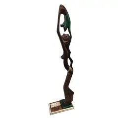 Foto de um(a) Escultura Balinesa em Madeira Entalhada, Década de 1980, da categoria de Escultura. Escultur balinesa em madeira entalhada policromada e com integração de tecido com estampa também balinesa na saia, base em... Vendido no marketplace Trésors.