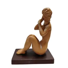 Foto de um(a) Escultura Feminina em Terracota, Década de 1980, da categoria de Escultura. Escultura feminina em terracota com base em madeira, década de 1980 sem registro do autor - produzido na escola de cerâmica... Vendido no marketplace Trésors.