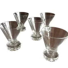 Foto de um(a) Conjunto Cálices Copinhos Em Cristal Francês Saint Louis, da categoria de Copos e taças. 5 antigos copinhos para licor em cristal francês saint louis, selados no fundo, em perfeito estado. Vendido no marketplace Trésors.