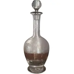 Foto de um(a) Antiga Garrafa Licoreira Em Cristal Francês Saint Louis, da categoria de Garrafas. Linda garrafa fruteira em cristal Saint Louis, ricamente lavrada com flores e volutas. Em perfeito estado. Meados de 1920.... Vendido no marketplace Trésors.