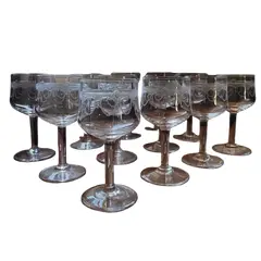 Foto de um(a) Antigo Conjunto 12 Cálices Para Licor Cristal Saint Louis, da categoria de Taças. Quem gosta de um licor? E que tal servir o seu licor favorito em grande estilo? E ainda decorar uma bandeja ou cristaleira... Vendido no marketplace Trésors.