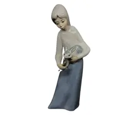 Foto de um(a) Antiga Escultura Dama Com Coelho Porcelana Espanhola Casades, da categoria de Escultura. Antiga e linda escultura em porcelana artística espanhola, representando jovem alimentando coelho, manufatura Casades,... Vendido no marketplace Trésors.