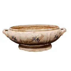 Foto de um(a) Sopeira em Porcelana São Caetano, Década de 1940, da categoria de Terrinas de sopa. Sopeira em porcelana com relevo em toda a volta e pequenos bouquets de flores azuis. Está sem tampa, mas transforma-se em um... Vendido no marketplace Trésors.